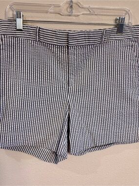 Banana Republic Women's Gray & White Striped Seersucker Shorts SZ 8